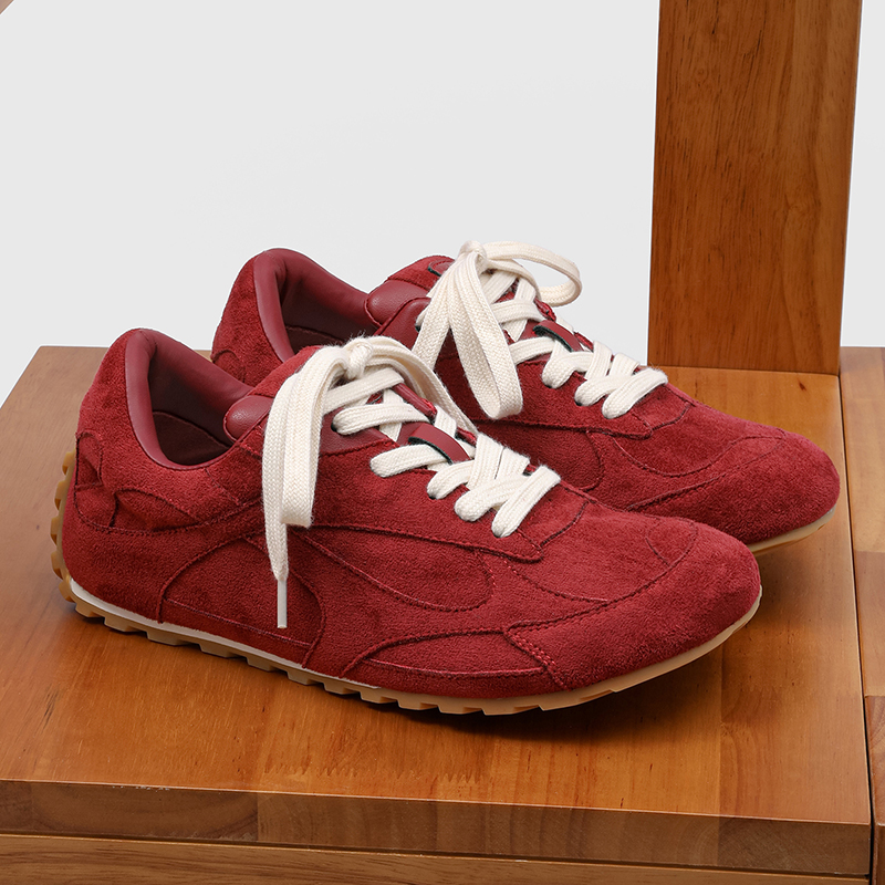 Men Shoes Must Have - รองเท้าผู้ชายหนังกลับเทียมสุดหรูที่ต้องมีประจำปีนี้ พร้อมพื้นกันลื่นแบบต่อชิ้น รองเท้ากีฬาลำลองระดับไฮเอนด์ที่ออกแบบเฉพาะตัว