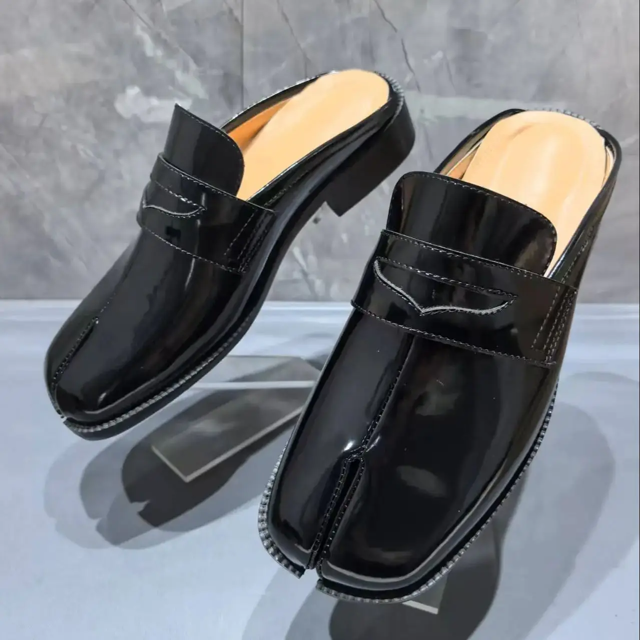 Shoes Heels Men - รองเท้าแตะแบบสวมผู้ชาย หนังแก้วสีดำ แบบสปลิตโท ทาบิ รองเท้าส้นเตี้ยลำลองสำหรับฤดูร้อน ปี
