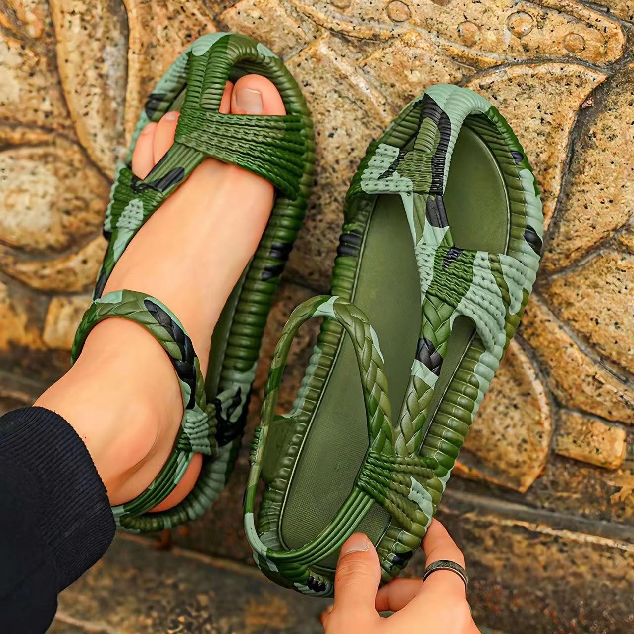 Men Shoes On Cloud - 2025 Retro Men กีฬารองเท้าแตะฤดูร้อนกลางแจ้งคู่รองเท้าชายหาดสบายๆ Eva นุ่มน้ําหนักเบาเปิดนิ้วเท้ารองเท้าแตะรองเท้าผ้าใบ